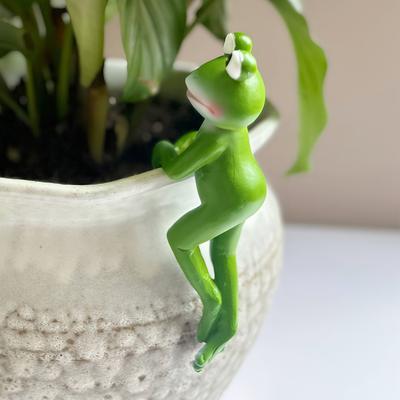 Resin Frog Figurines Plant Pot Decorations Cute Climbing Frog Figurines for Patio Balcony Lawn Plant Yard Pool