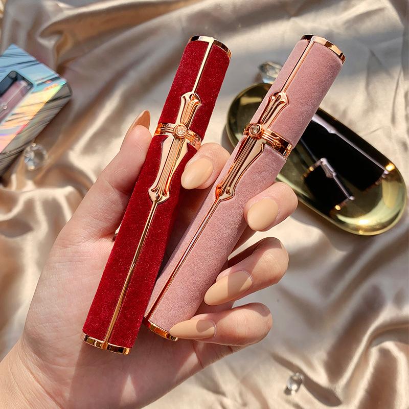 Rimel catifea, lung, gros și ondulat, rezistent la apă și transpirație, nu ușor de pătat, machiaj frumos