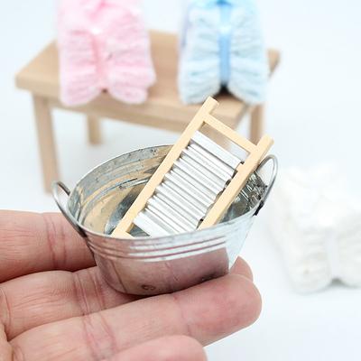 1 Takım 1:12 Dollhouse Minyatür Çamaşır Tahtası Demir Kova Banyo Modeli Dekor Oyuncak Bebek Evi Aksesuarları