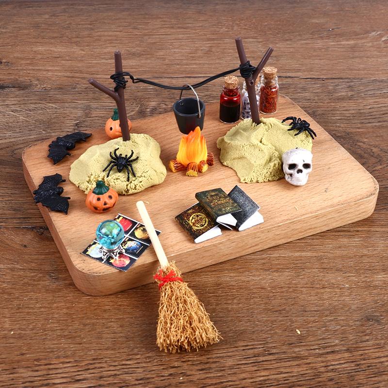 1Set 1:12 Puppenhaus Miniatur Halloween Horror Dekor Spielzeug Fledermaus Schädel Kopf Besen Spinne Kürbis Kopf Zauberbuch Ornament Diy Spielzeug