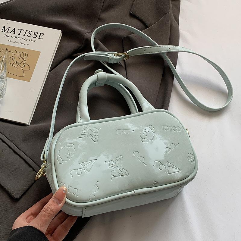 

Ранняя весна новая мода граффити тиснение матовая текстура портативная сумка-подушка универсальная корейская версия повседневная дорожная сумка-мессенджер