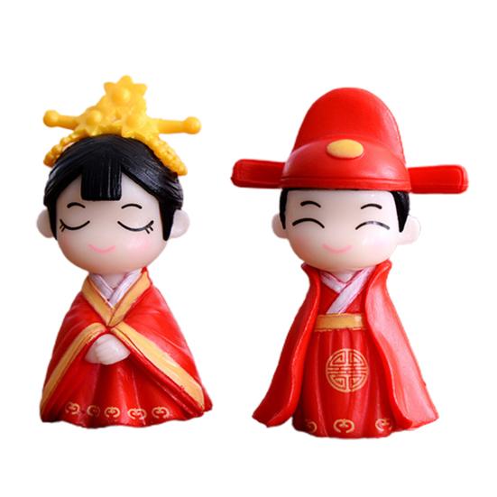 2Pcs Fancy Adorable Bright-colored Couple Dolls Decorative Bride Groom Figurine Plastic Cake Toppers for Valentine's Day