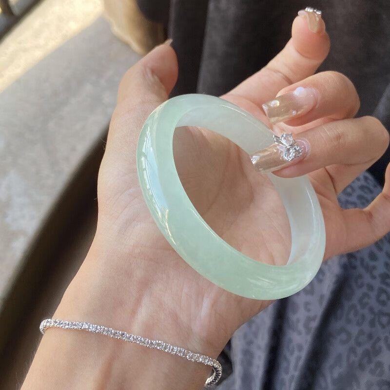 Free Shipping: Mu Gongzi 'Shuiningxiang' Jade Bracelet - Women's Solid Color, Clear Water Design