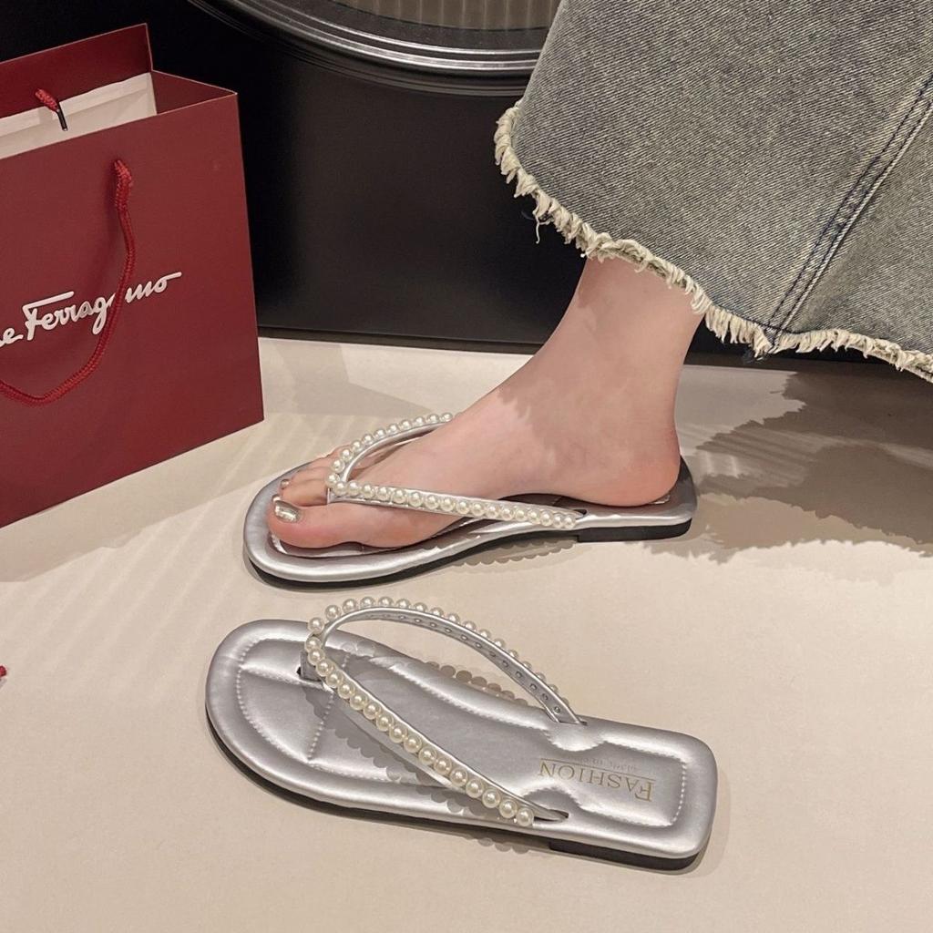 Beautiful Cool Slippers for Women's Summer Wear New Versatile Flat-bottomed Rhinestone Foot-pinned Herringbone Beach Sandals