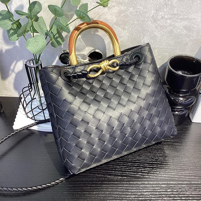 2025 Neue handgewebte Tasche Holzgriff Metallseil-Schnalle Tragetasche Retro Premium Schulter-Umhängetasche Damen