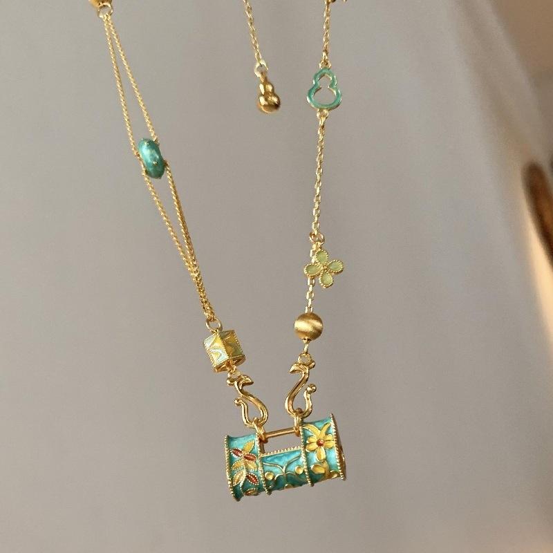 

Vintage Palace Style Green Enamel Floral Ruyi Necklace Exquisite Small Lock Bag Flower Pendant Collar Chain Charm Jewelry Gift 45cm