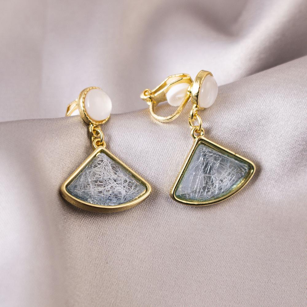 Elegant Clip-On Triangle Earrings for Non-Pierced Ears - Versatile, Light Luxury for Everyday Wear.