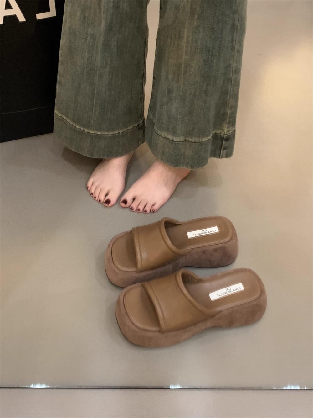 

Женские летние сандалии 2025 новые однословные шлепанцы на толстой подошве и высоком каблуке с круглым носком и открытым носком, сандалии на мягкой подошве, удобные 39 коричневый