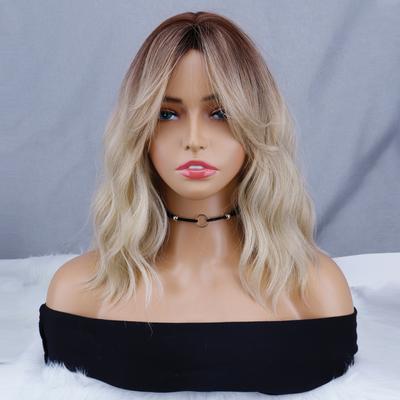 Krótka blond falowana peruka w kolorze ombre z naturalną grzywką Długość do ramion z włókna syntetycznego Na co dzień Falowana peruka