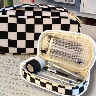 Utile borsa multifunzionale per riporre le matite degli studenti delle scuole con motivo a scacchiera di grande capacità per la custodia dell'aula