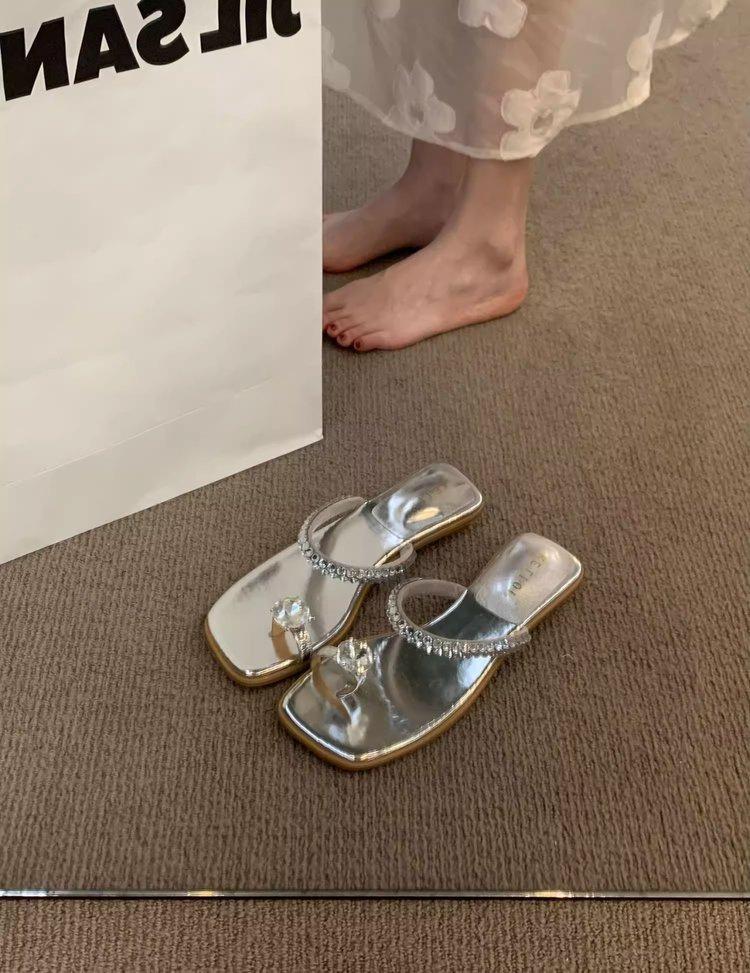 2025 Thick Heel French Evening Wind Cover Toe Rhinestone Slippers Female Summer Wear Fairy Wind Sandals Beach One-word Shoes