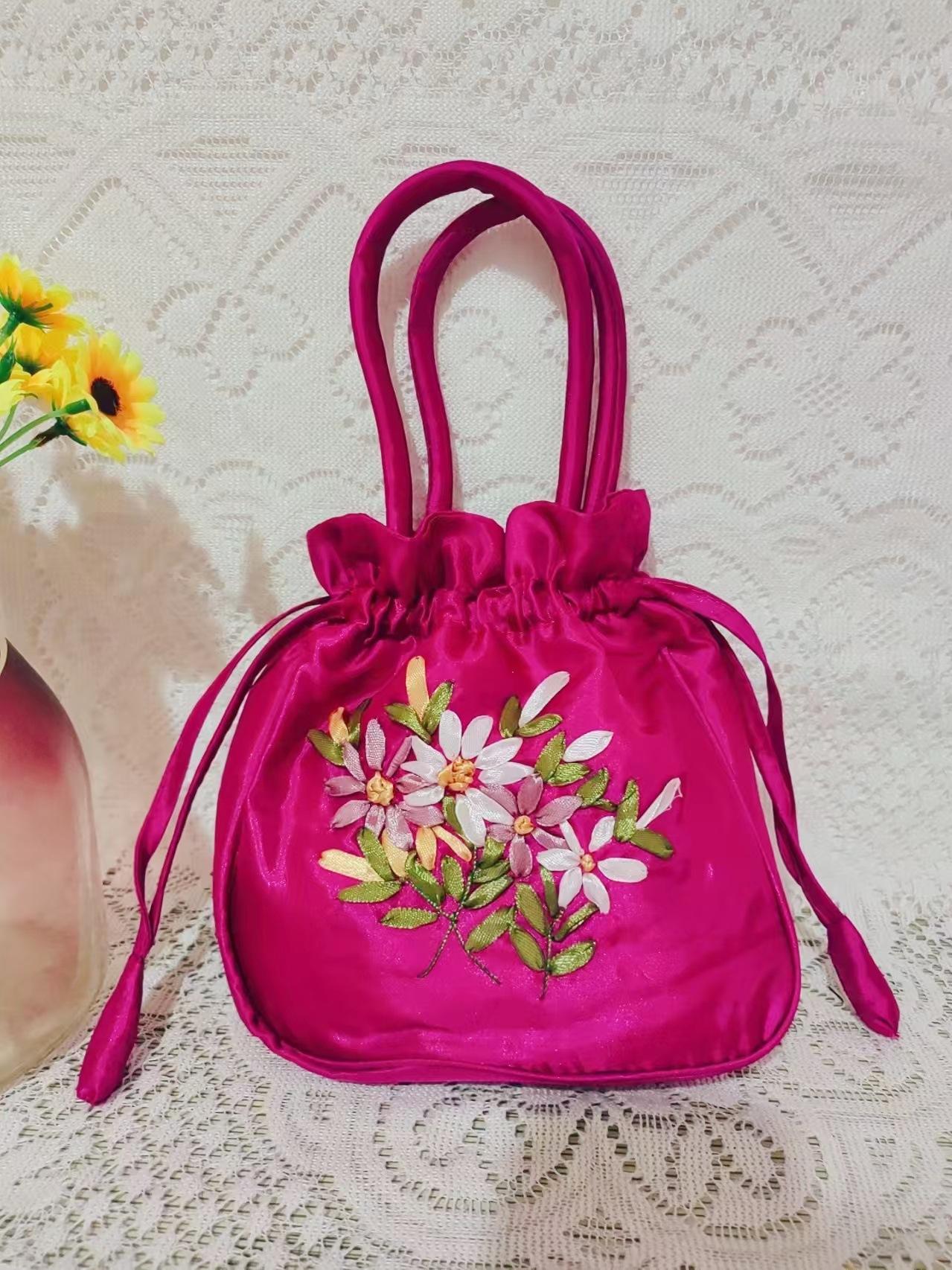 

New embroidered handbag, mother s new mini grocery shopping bag, middle-aged and elderly handbag, handbag, wedding bag. 25*20cm