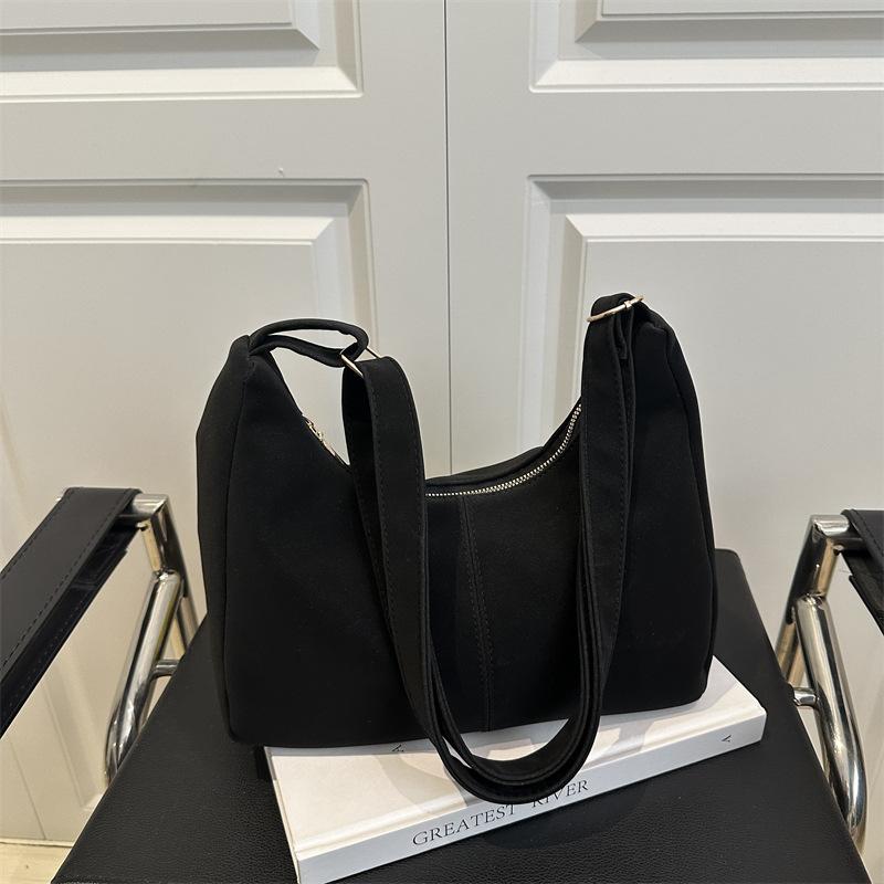 

Frosted large-capacity solid color versatile casual shoulder bag women s retro texture casual commuting personalized messenger bag чёрный