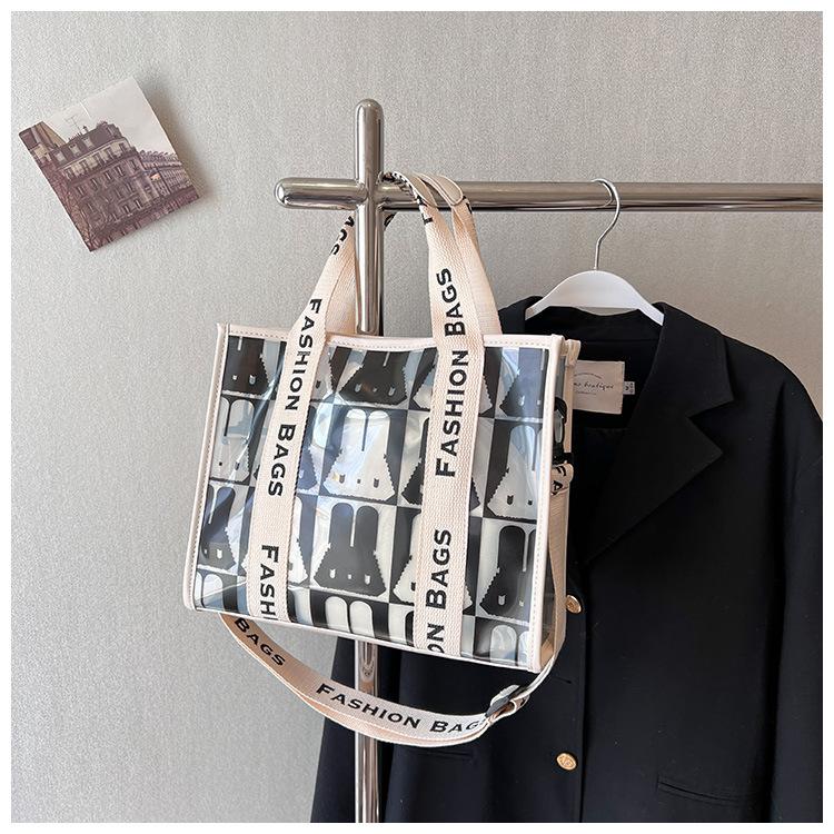 

Этой весной и летом популярна корейская версия сумок-тоут из ПВХ, переносные сумки через плечо, вместительные сумки для матери и ребенка.