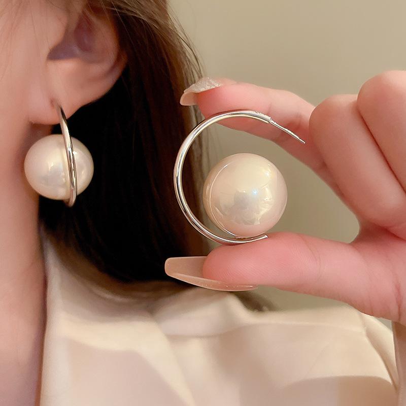 Fashion imitation pearl C-shaped silver needle earrings Personality temperament Commuter geometric earrings