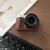 Ručně vyrobený poloviční kožený pouzdro z PU pro fotoaparát Fujifilm XM5 Fuji X-M5 Spodní kryt prostoru pro baterii s popruhem