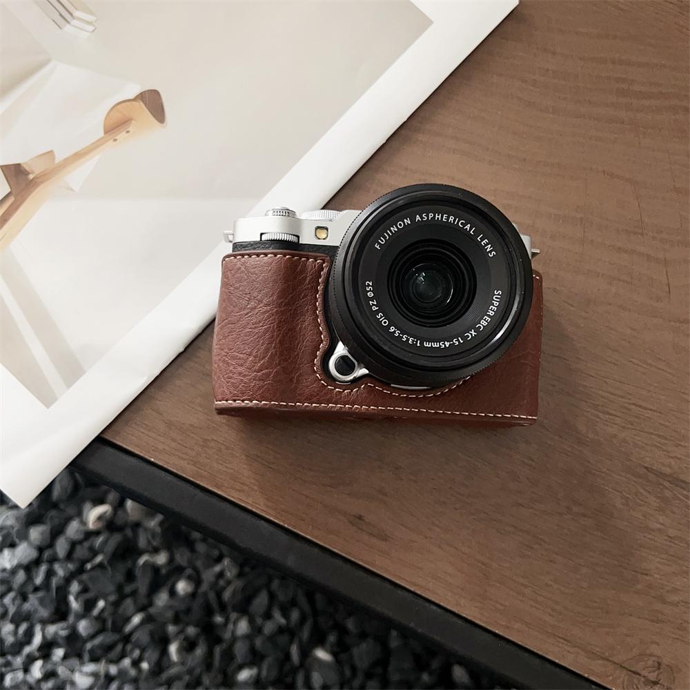 Ručně vyrobený poloviční kožený pouzdro z PU pro fotoaparát Fujifilm XM5 Fuji X-M5 Spodní kryt prostoru pro baterii s popruhem
