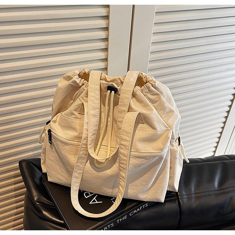 2025 new niche design nylon shoulder messenger bag women's lightweight and versatile commuter bag large-capacity women's bag