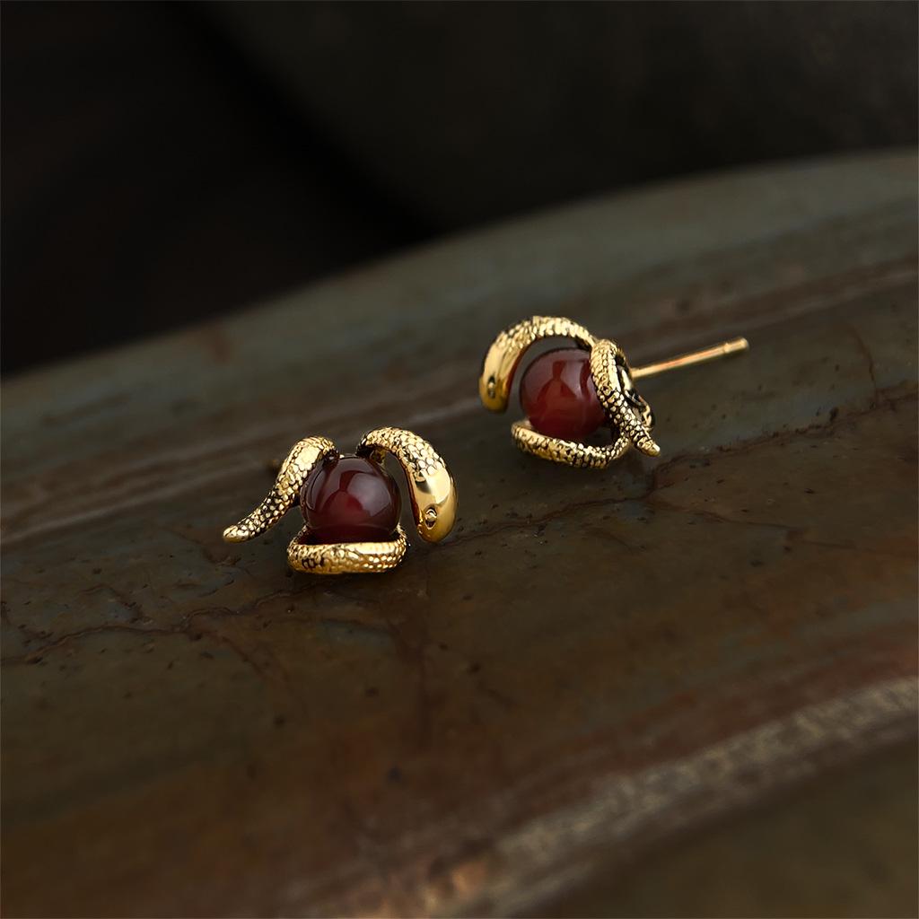 

Серьги-пусеты в виде змеи Медузы, состаренное золото, с красным агатом