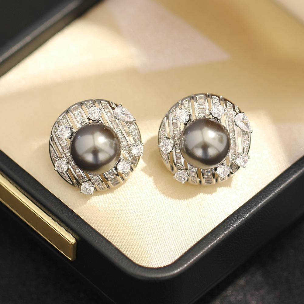 

European and American retro modern stone-inlaid geometric earrings exaggerated personality and versatility exquisite two-color imitation pearl stud ea
