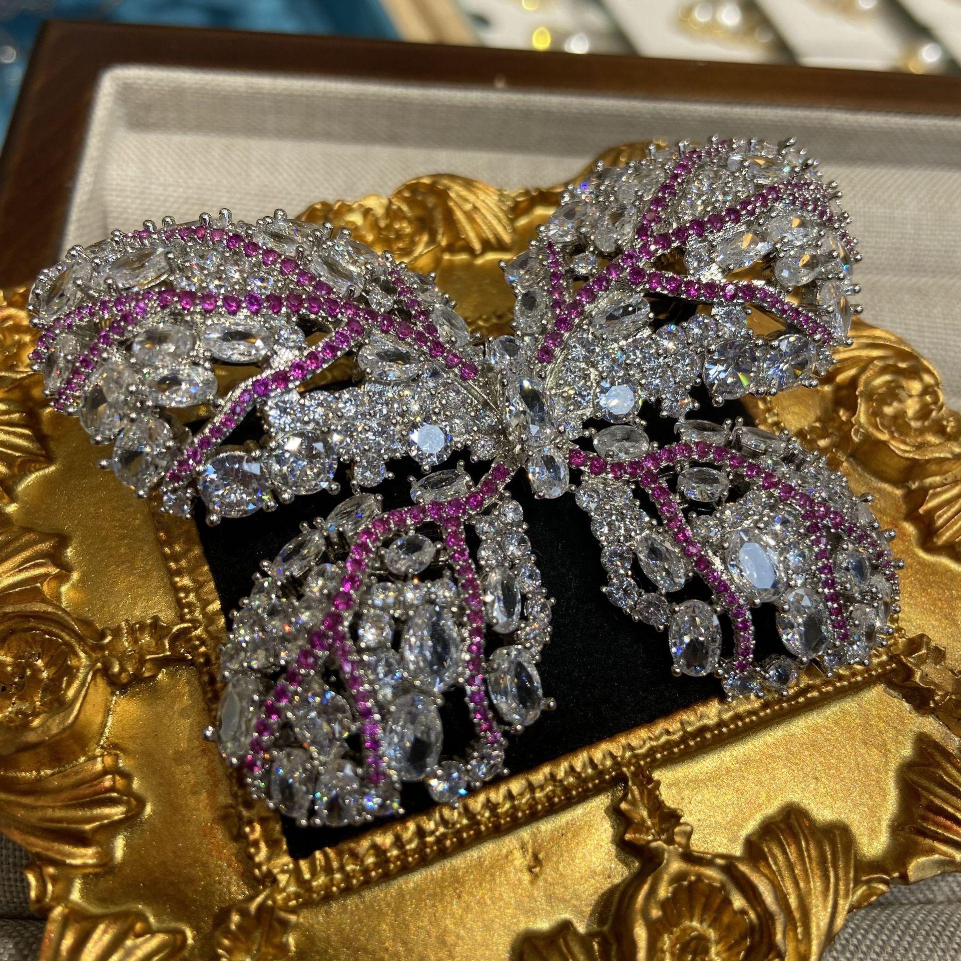 

Роскошная брошь в виде большой синей бабочки, украшенная бриллиантами, позолоченная, преувеличенная элегантность, брошь в виде насекомого, мужская и женская брошь-булавка