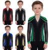 Competição de Patinação Artística Masculina - Topo: Blusa de manga comprida com decote em V, fenda na barra, strass brilhantes e design em blocos de cores metálicas para performance.