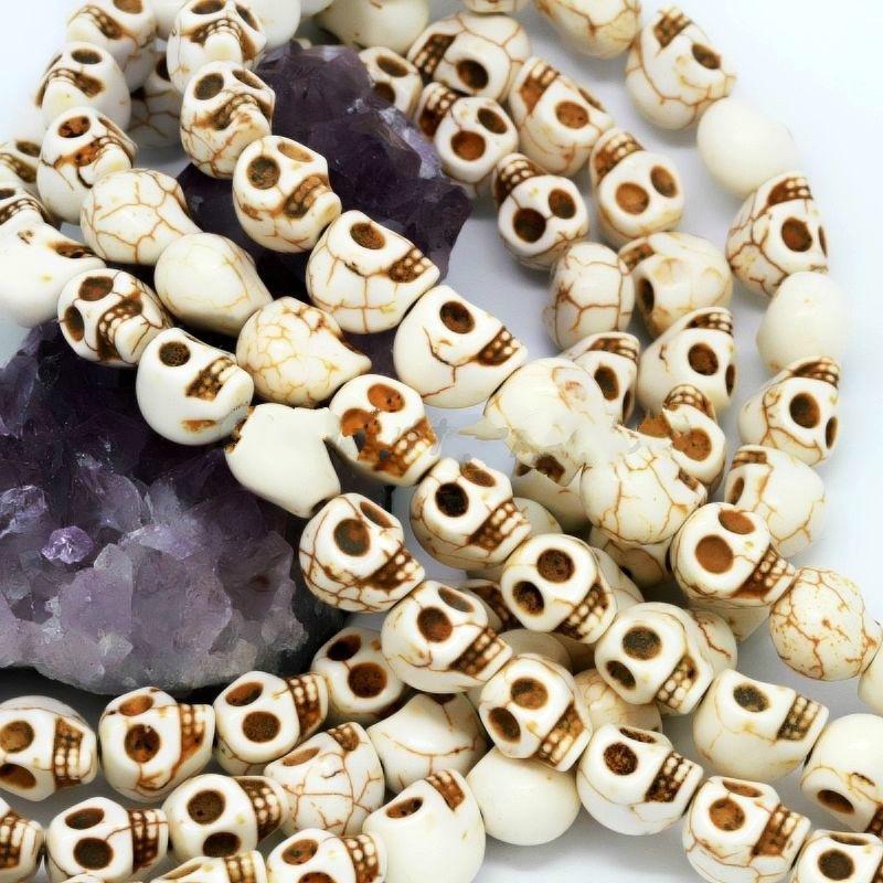 30 Stück weiß-türkis geschnitzte Totenkopf-Howlith-Spacer-lose Perlen