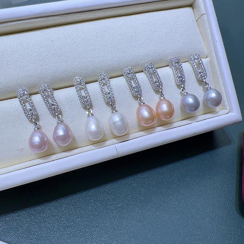 Elegant Natural Freshwater Pearl Stud Earrings with Simple Design