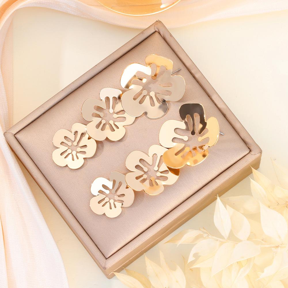 Exaggerated 3D Flower Pearl Earrings: Light Luxury, High-End Metal Style Studs