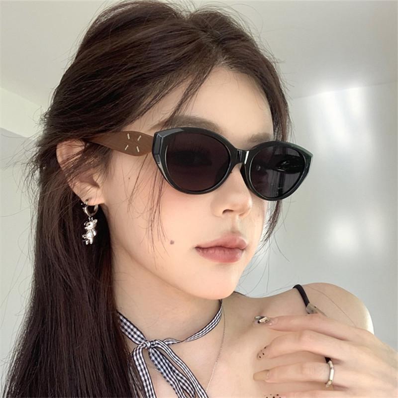 2025 High-End Cat-Eye Sunglasses with Wood Grain Temples, Anti-UV Protection for Women & Men