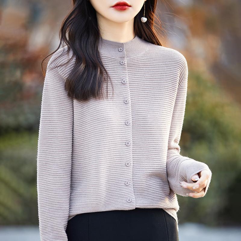 Leichte Strickjacke für Damen aus 50 % Wolle und 50 % Maulbeerseide – vielseitige Strickware für 4 Jahreszeiten für ganzjährigen Komfort und Stil
