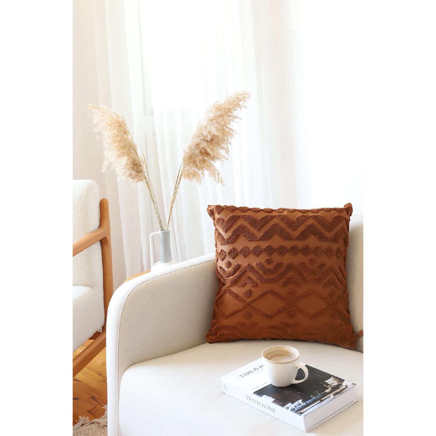 

Квадратная декоративная подушка в богемном стиле с узором «пушон» Letta Brown 43 x 43