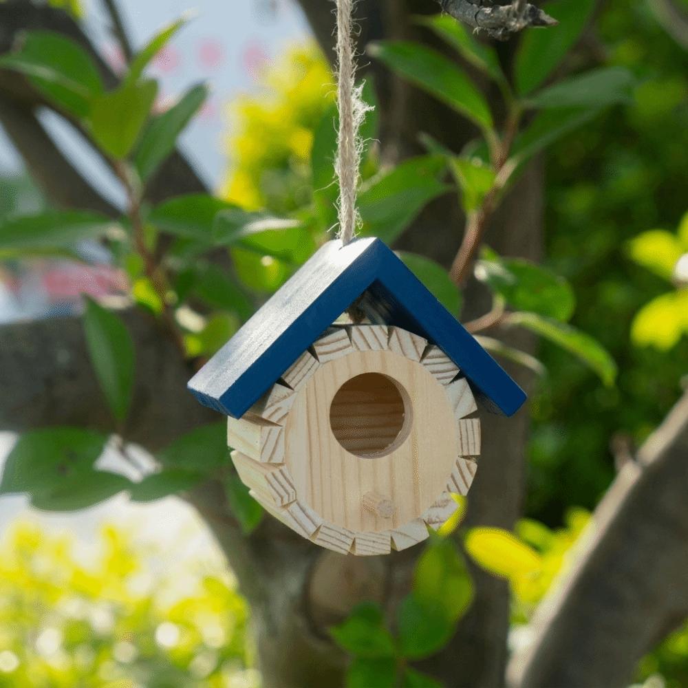 Creative Waterproof Hanging Wooden Bird House Ventilation Decorative Bird Breeding Box with Hanging Rope Bird Nest Box Courtyard