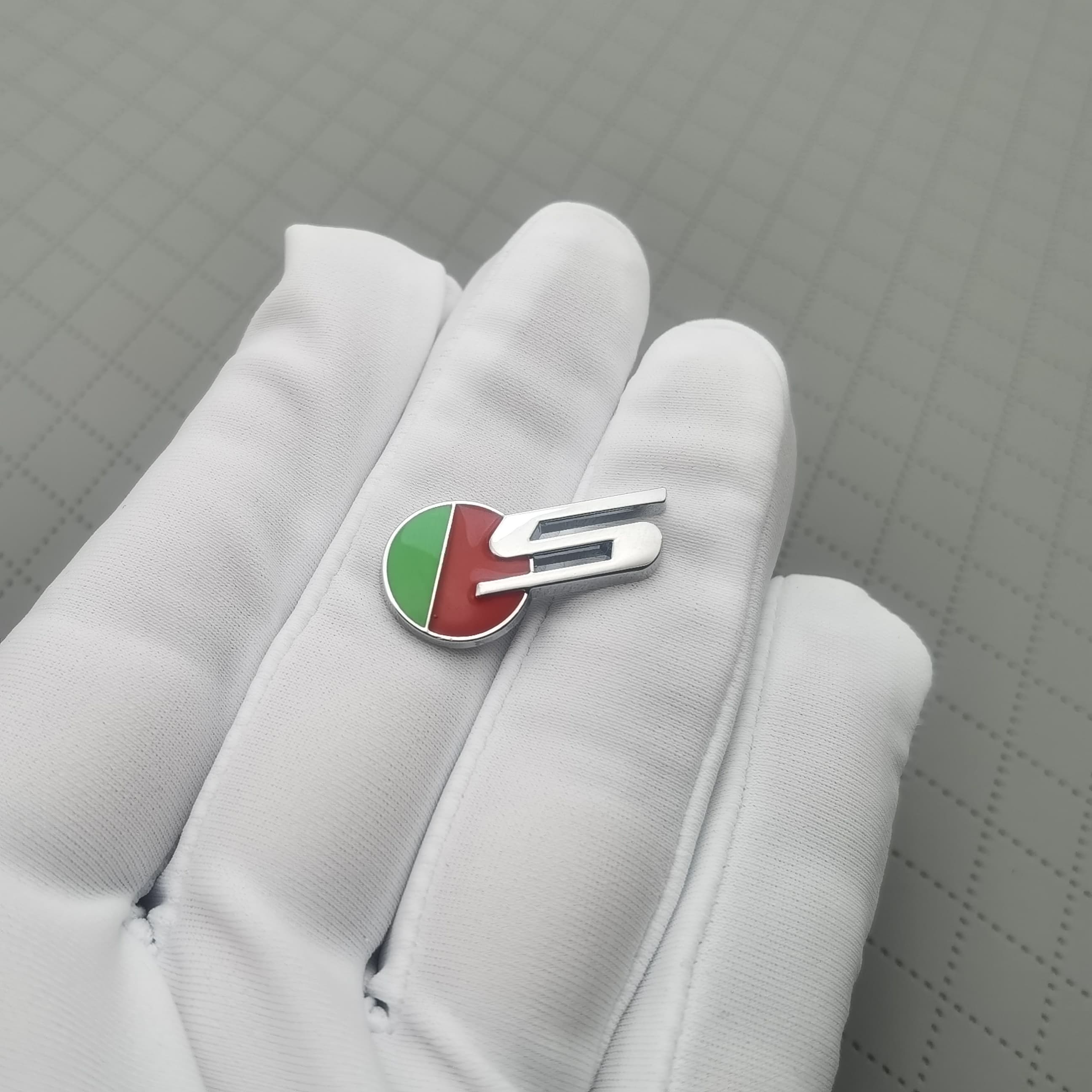 

1Pc 3D Metal S/R Logo Car Emblem Badge Sticker Decal for XK X Type F Pace I-pace XJL S-Type F-Type XJ XF XE E-pace XJS S срібний