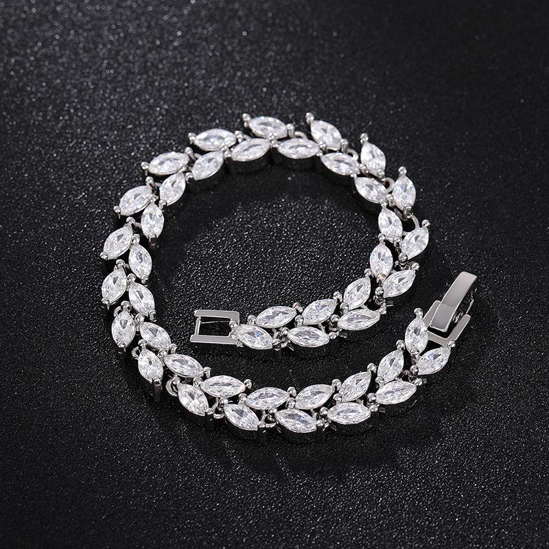 

2026 New High End Commuter Horse Eye Leaf Zircon Bracelet for Women, Fashionable, Elegant, Adjustable Length, Exquisite Zircon