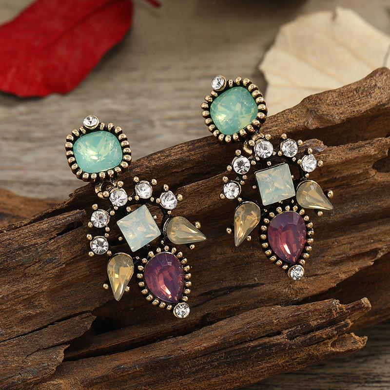 

A pair of fashionable hanging earrings for women, creative and fashionable retro inlaid with rhinestones, suitable for daily ver