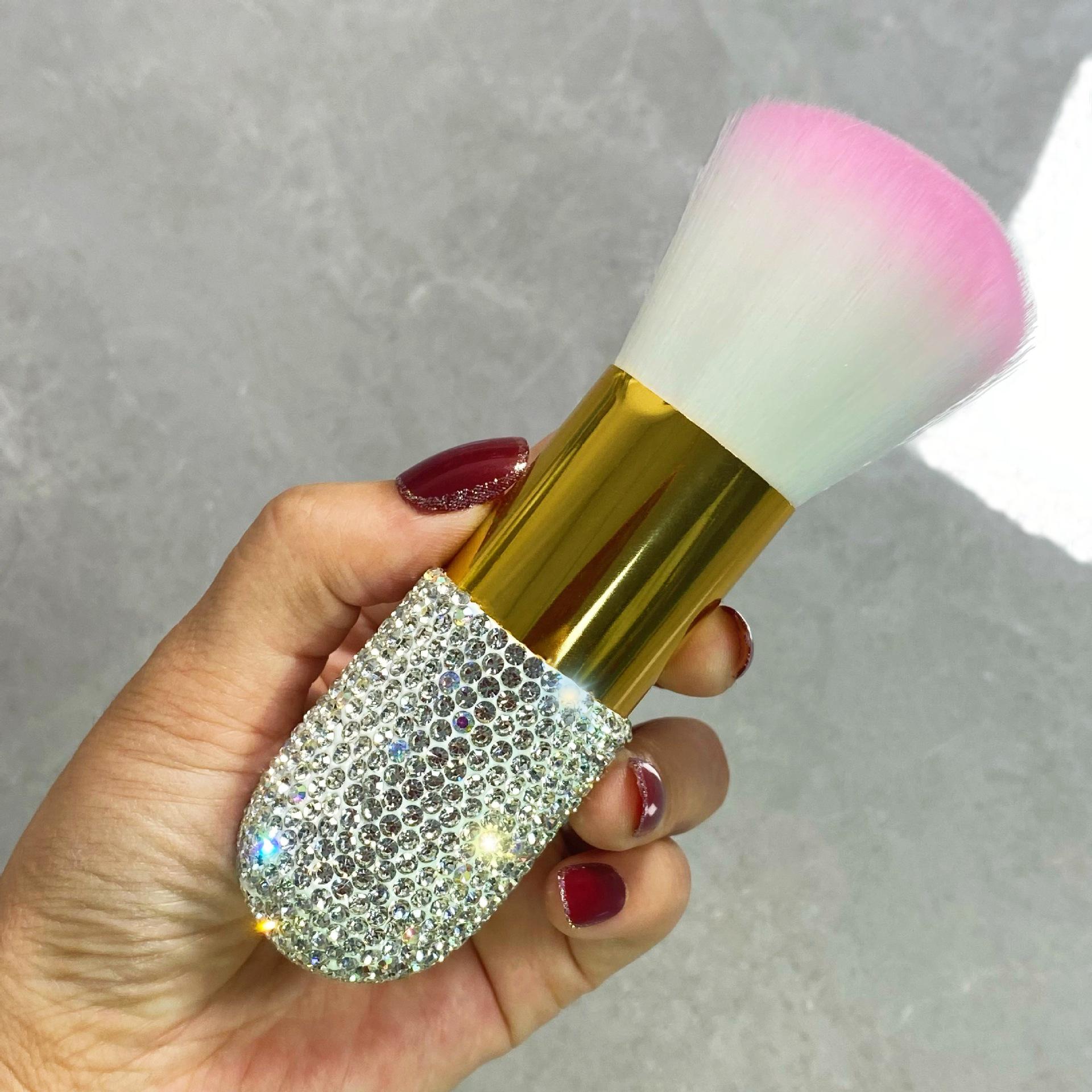 

Многофункциональная кисть для макияжа с бриллиантовой инкрустацией: Румяна, Контур и Фиксация Бьюти-инструмент