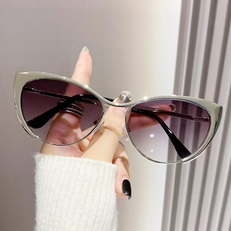New Anti Blue Light Metal Flat Mirror Women Classic Fashion Triangle Cat Eye Glasses Retro Computer Glasses Frame