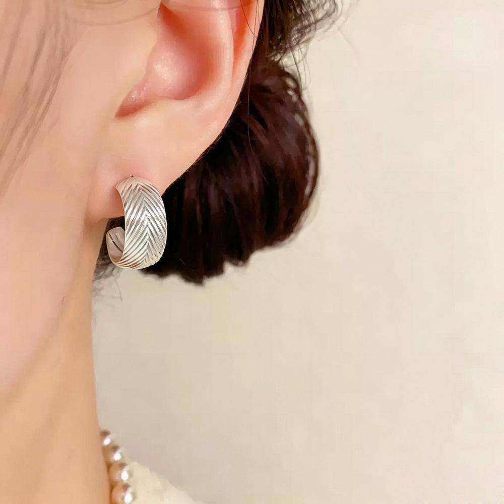 Elegant Irregular Geometric C-Shaped Texture Earrings for Women - Luxurious, Versatile High-End Ear Jewelry
