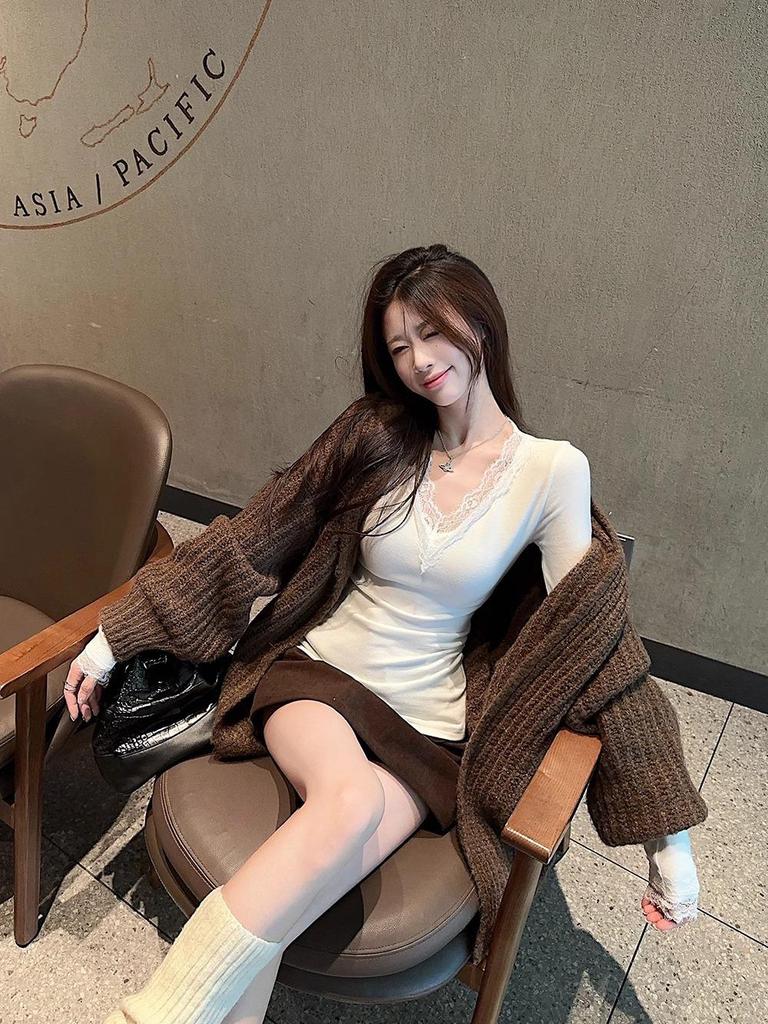 Chic V-Neck Lace Patchwork Long-Sleeve Slim-Fit Korean Style Top for Autumn/Winter