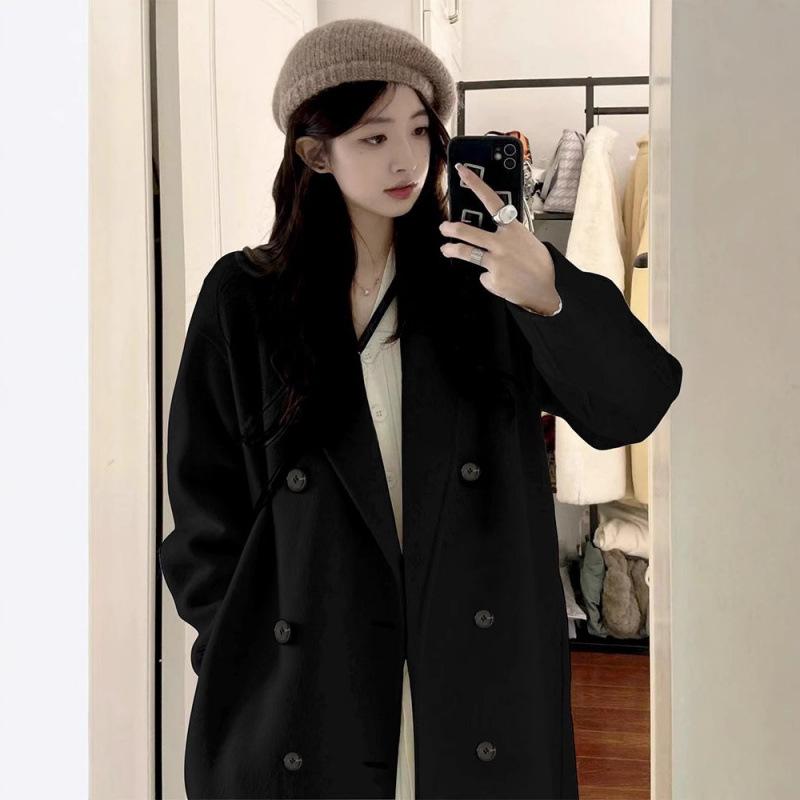 Korean Version of Hepburn Wind Woolen Coat Women Padded Short Woolen Coat in Autumn and Winter.