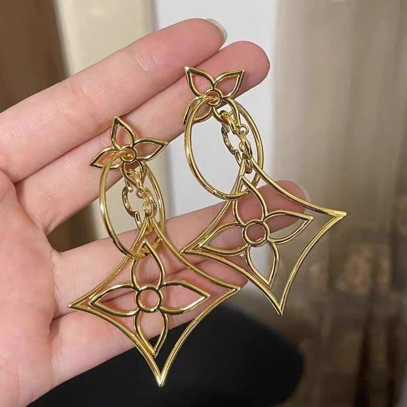 Earrings - High-end, Elegant, Metallic, Cool, Flower-shaped, Luxurious Ear Accessories, with A Retro Style. Retro-style Earrings.