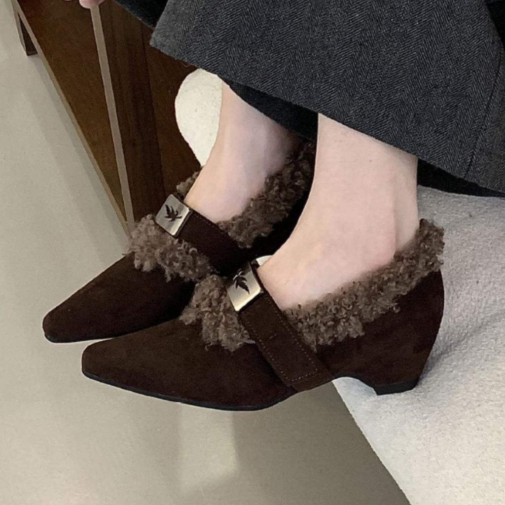 French inner heightening shoes 2025 autumn and winter brown Mary Jane fluffy shoes women wear fleece single shoes women