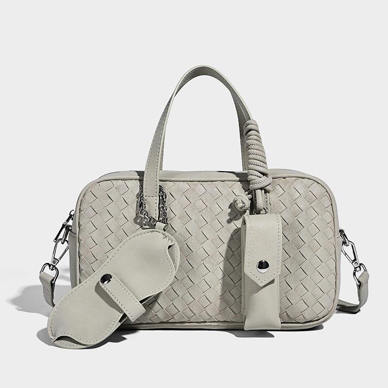 

New fashionable women s handbag, niche handmade woven bag with a high-end feel, single shoulder crossbody Boston pillow bag 26*9*16CM бежевый