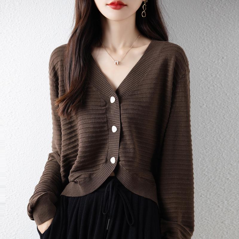 Elegant Arc Wool V-Neck Loose Cardigan Sweater - Fashionable High-End Style for Spring, Autumn, and Winter 2024.