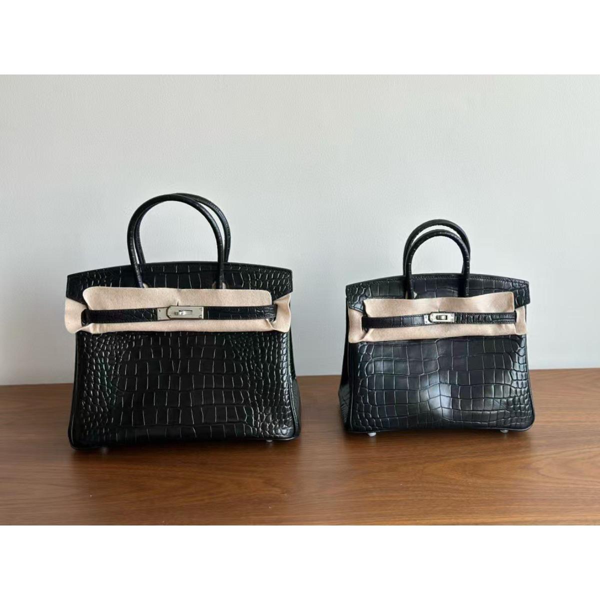 

Matte crocodile pattern platinum inner seam steel hardware high quality Dukopp locomotive spot portable fashion women s bag light luxury 25*20*13cm чёрный