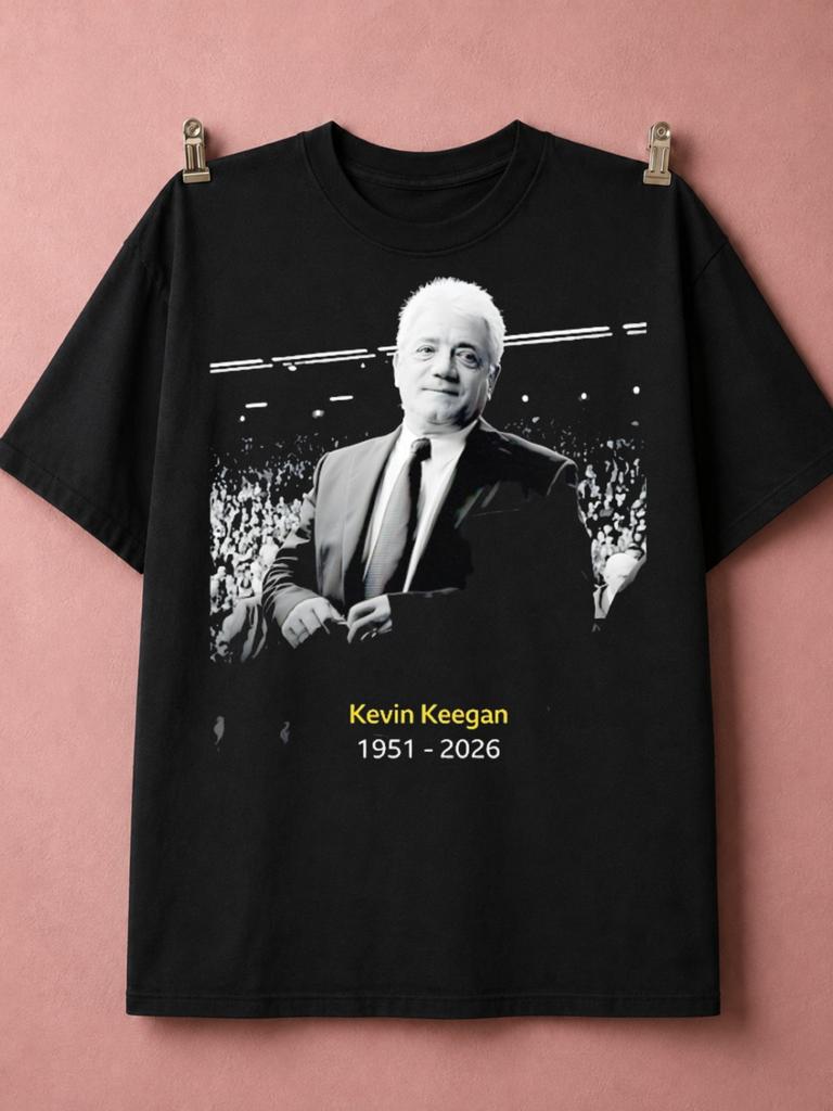Camiseta Unisex Kevin Keegan 19512026 Camiseta Conmemorativa Leyenda del Fútbol Inglés Retrato Diseño de Homenaje al Estadio Y Estilo de Recuerdo