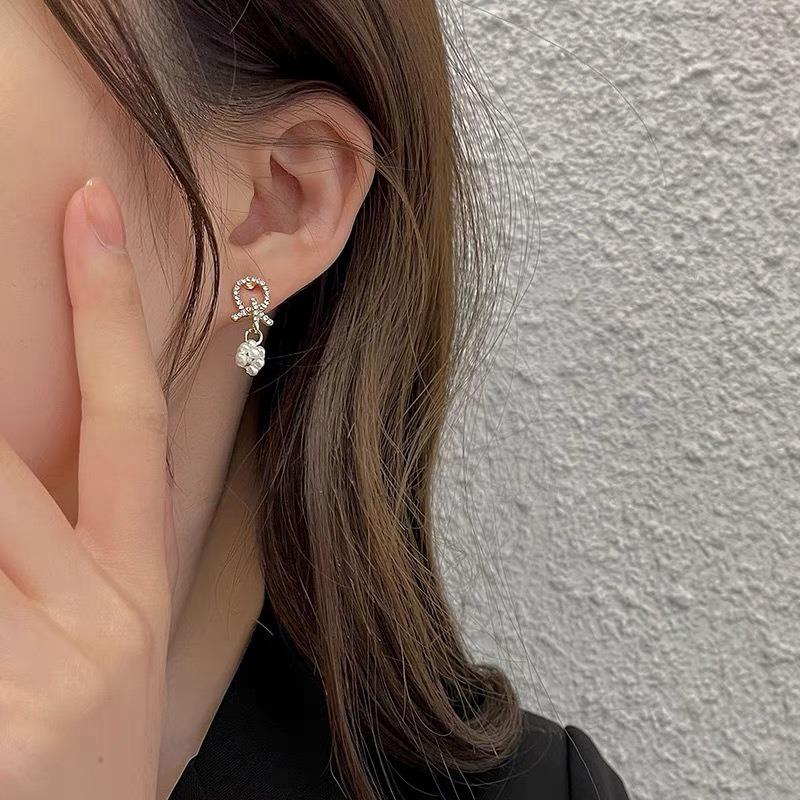 Silver Needle Pearl Stud Earrings Temperament Earrings Earrings Women's Ear Clips Feel Simple, Small and Exquisite
