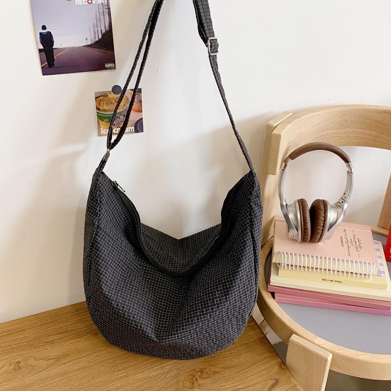 

Large capacity nylon bag women s summer new niche casual shoulder messenger bag commuter dumpling bag чёрный