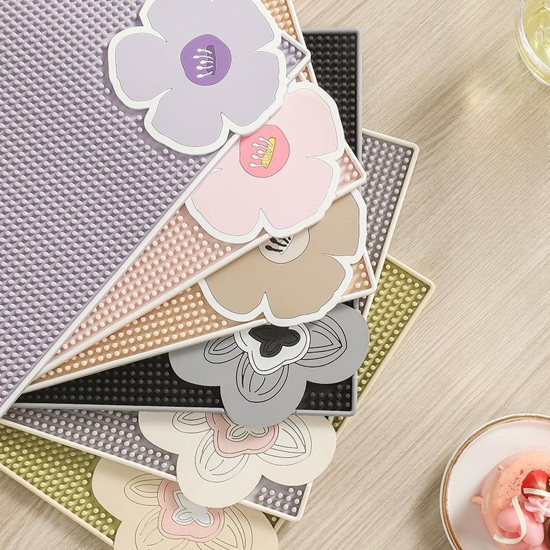 Silicone Water-draining and Heat-insulating Pad, Kitchen and Dining Table Anti-slip Cup and Bowl Pad, Wine Glass Water-filtering Pad